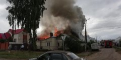 Сильный пожар в Тамбове затронул несколько жилых домов