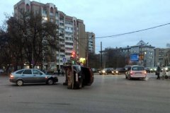 В центре Тамбова перевернулась иномарка В центре Тамбова перевернулась иномарка