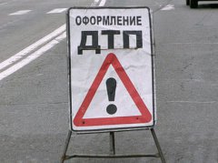 В Первомайском районе «Шевроле-Круз» врезался в припаркованный у обочины «КамАЗ»
