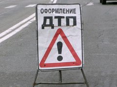 Под Тамбовом "легковушка" врезалась в припаркованный грузовик Под Тамбовом "легковушка" врезалась в припаркованный грузовик