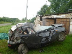 Водитель погиб при столкновении автомобиля с сараем Водитель погиб при столкновении автомобиля с сараем