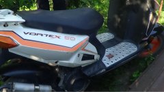 В Дмитриевке скутеристы врезались в шлагбаум железнодорожного переезда В Дмитриевке скутеристы врезались в шлагбаум железнодорожного переезда