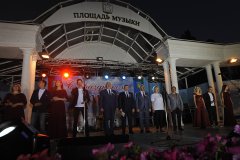 Пятнадцатитысячный хор дружно пел: «Мы идем с конем по полю вдвоем» Пятнадцатитысячный хор дружно пел: «Мы идем с конем по полю вдвоем»