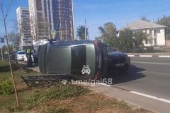 В центре Тамбова произошло ДТП с участием Lada Vesta и BMW X7: отечественный автомобиль перевернулся В центре Тамбова произошло ДТП с участием Lada Vesta и BMW X7: отечественный автомобиль перевернулся